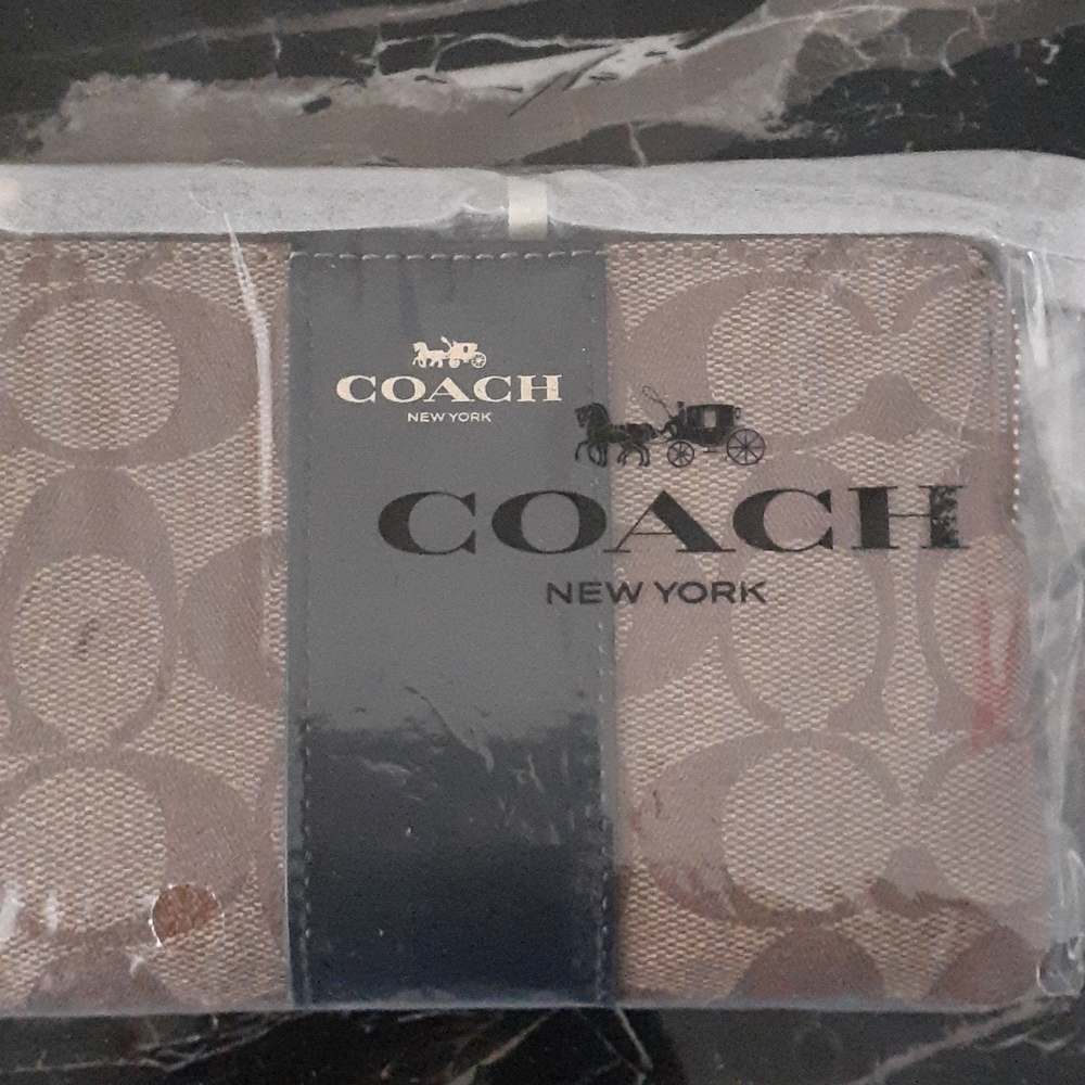 COACH - Corner Zip Wristlet in Signature canvas - Picture 2 of 2